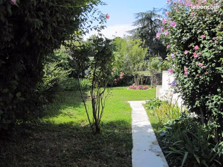 rare f1 dans villa avec jardin bron centre