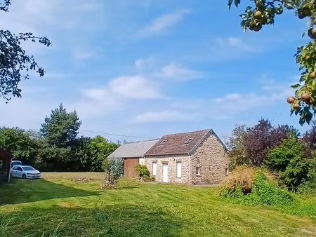 ensemble de deux maisons en pierre