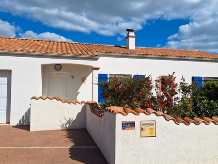 maison individuelle sur terrain de 538 m2 piscine panneaux solaire cheminée climatisation