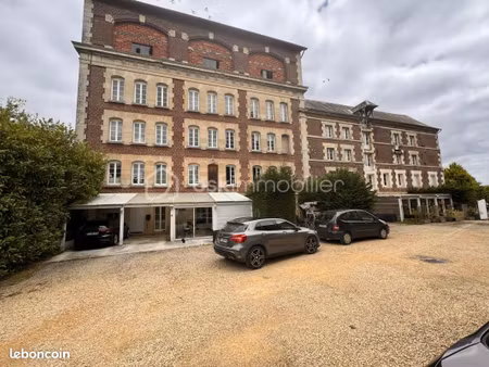 immeuble 45 pièces 1 594 m²