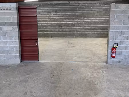 dépôt / stockage 100m2