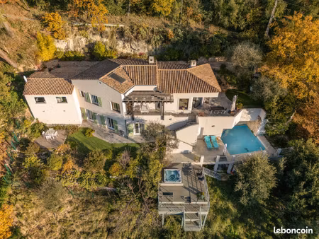 maison avec piscine et vue panoramique