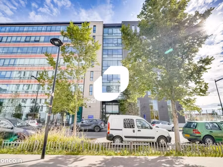 bureau 3 890 m²