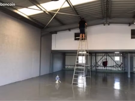 local 170m2 avec bureau climatisé