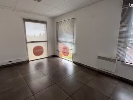 bureau 77 m²