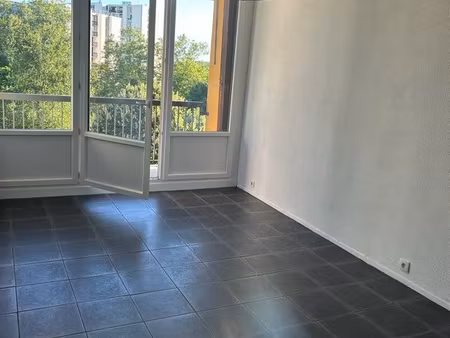 loue f3 très bon état dans residence