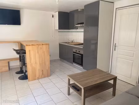appartement t2 meublé + cour  la couronne