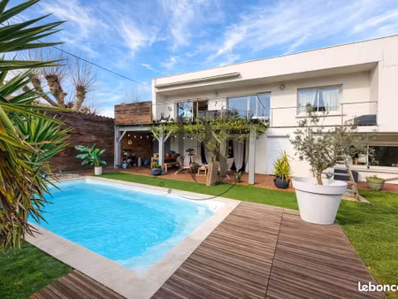propriété 7 pièces 222 m²