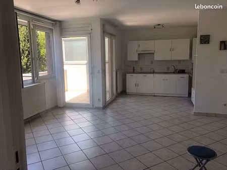 joli t2 calme et lumineux à grenoble libération
