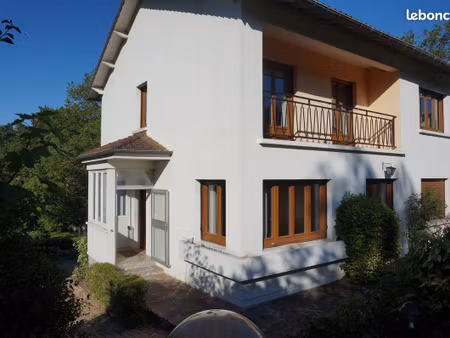 maison spacieuse avec jardin à villennes-sur-seine
