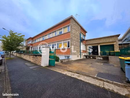 local bureaux 2 400 m²