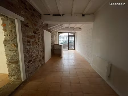 local avec vitrine emplacement prime ascain