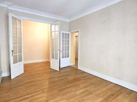 local 42 m²