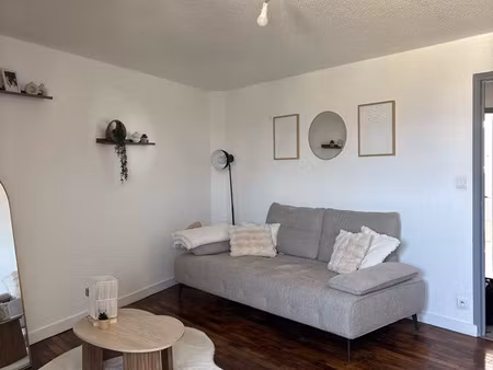 appartement t2 de 57 m² – lumineux – dernier étage – disponible fin septembre