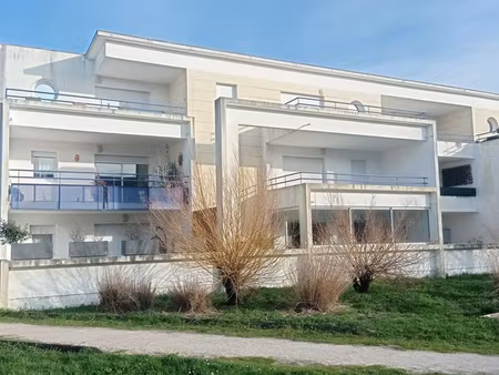 a vendre aytré t bel appart t2 avec clim  parking et grande terrasse. possibilité achat ga