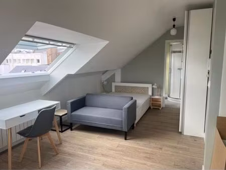 studio meublé refait à neuf 300 m du port pour étudiant(e) disponible immédiatement
