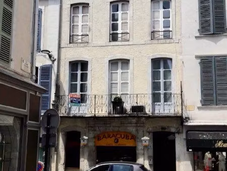 un lot de 4 appartements loués – hyper centre / château – 1er étage 105 m²