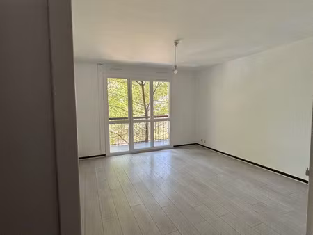 à louer – t3 traversant  calme et lumineux  avec deux grands balcons ombragés – val saint 