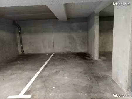parking couvert/sécurisé-prise 220volts-les sables d'olonne