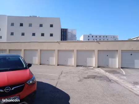 garage sécurisée avec porte électrique