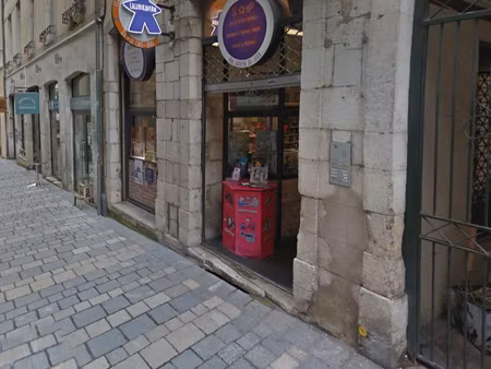 hyper-centre  belle vitrine pour ce grand local de 96m2