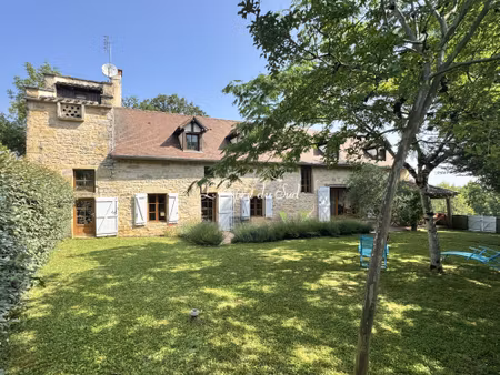 jolie maison en pierre proche d'une village.