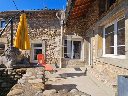 maison de village en pierres au coeur d'un village provençal.