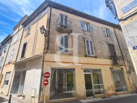 grand immeuble composé d'un local et de plusieurs appartements