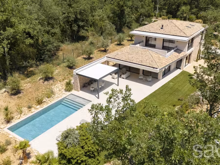 villa de luxe dans le domaine de terre blanche.
