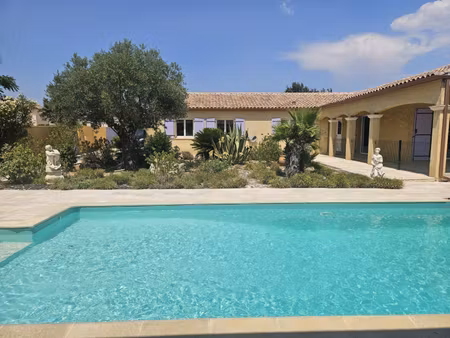 belle villa de plain pied avec piscine  annexe et sous-sol