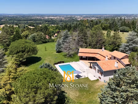 propriété familiale d’exception sur 1 hectare avec piscine