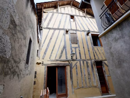 maison villageoise en pierre partiellement rénovée