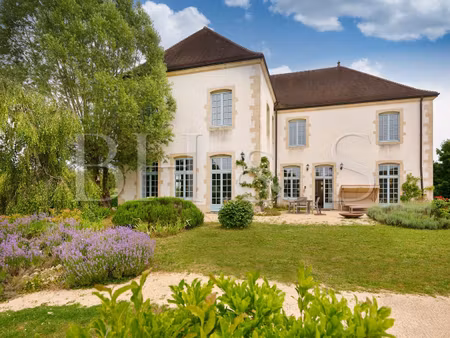 maison spacieuse et rénovée  parc clos  étang très proche beaune