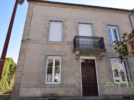 ensemble de maisons avec grange