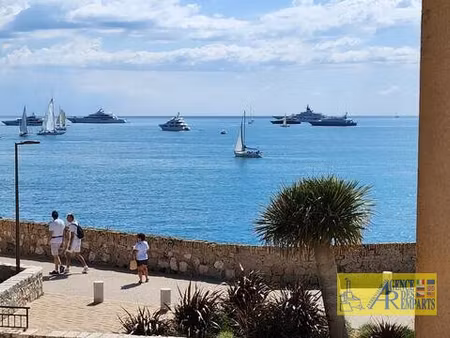 appartement de charme au coeur du vieil antibes face à la méditerranée