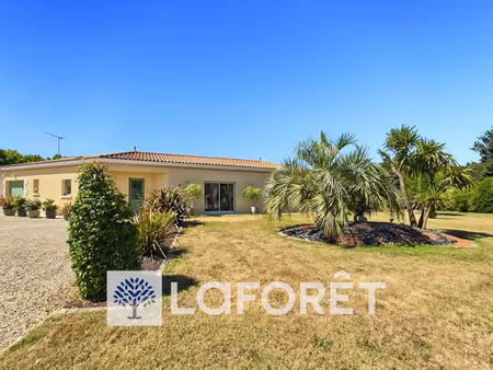 maison récente de plain-pied 5 pièce(s) - 134 m2 sur terrain de 5000 m² située entre...