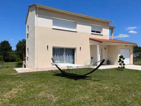 a vendre à 5 min du centre ville de perigueux  très jolie maison neuve type 4 avec garage.