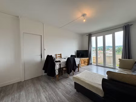 a vendre proche tous commerces  bel appartement type 4 avec garage