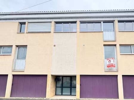 a vendre  immeuble de rapport à perigueux avec 2 plateaux (150 m2 chacun) et 4 garages