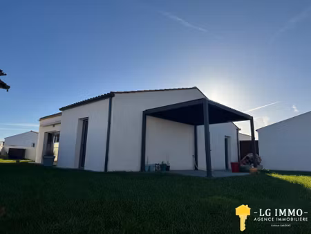maison récente de plain-pied au milieu de son jardin clos avec garage