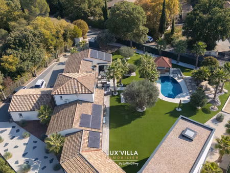 belle villa contemporaine avec dépendance