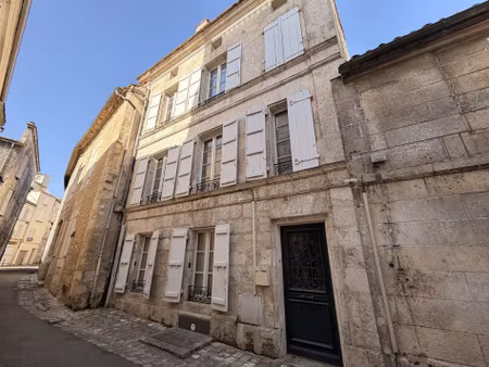 coeur historique d'angouleme elégante maison de ville en pierres en très bon état avec...