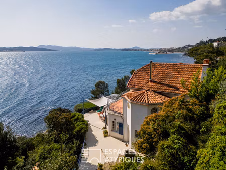 villa sur la mer avec accès direct à une crique