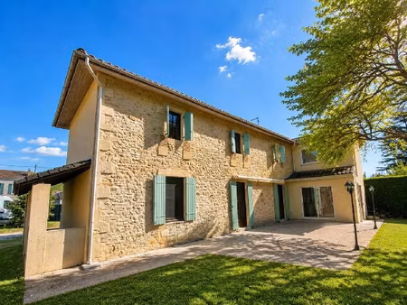 maison idéalement située en plein cur de lalinde  avec lensemble des commerces et...