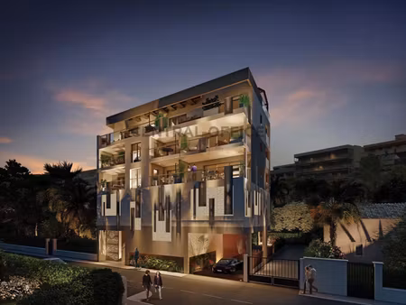 juan les pins  a pied des plages appartement neuf