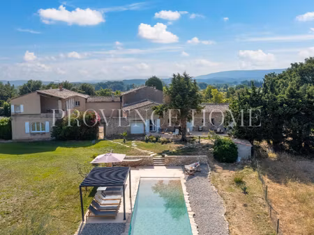 propriété de caractère du xviie siècle avec vue panoramique sur le luberon et deux...