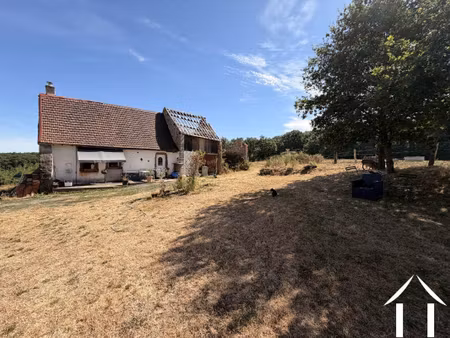 très librement situé dans un magnifique environnement rural ferme à rénover. avec chalet..