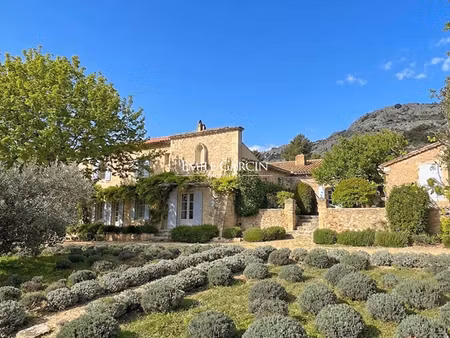 mas ancien historique à vendre - le paradou