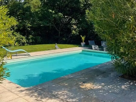 propriété avec piscine chauffée et cadre privilégié.