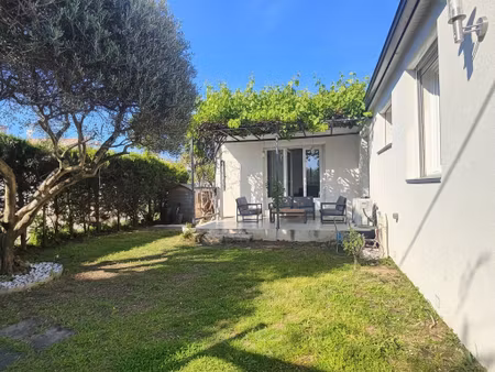 maison plain pied   cœur de village avec jardin